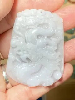 稀少）レア）天然翡翠大粒龍様形ペンダント