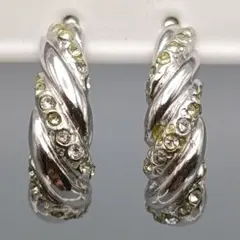 未使用保管品　ツイストライン クリスタルイヤリング 〜煌めきを纏う立体フォルム〜
