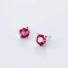 猫のデザイン　ルビーカラーピアス　ゴールドカラー