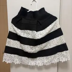 フレアスカート 黒と白のストライプ レース付き