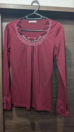 axes femme パール装飾付カットソー リボン レース レッド
