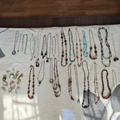 ネックレスとブローチのセット