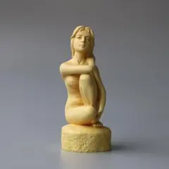 柘植 美人像 しゃがむ美人