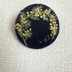 ミモザリースくるみボタンブローチ