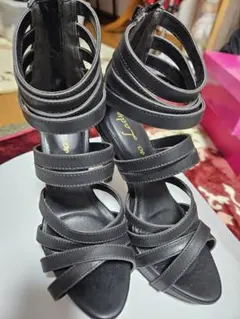 ブラック ストラップサンダル 高ヒール