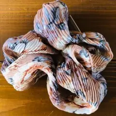 シュシュ　ピンクベージュ　ヘアアレンジ　まとめ髪　髪飾り　シンプル　大人