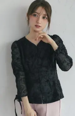 tocco closet リボン付きフロッキーフラワープリントシアーブラウスのサムネイル
