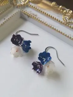 ディップアートピアス花モチーフ フックピアス 青　紫　白