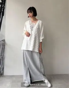 未使用　LA BELLE ETUDE モチーフレースVネックブラウスのサムネイル