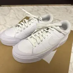 NIKE 白スニーカー プラットフォームソールのサムネイル