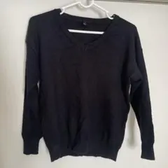 黒ニットトップス