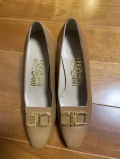 Ferragamo キャメル 色パンプス