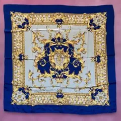 大判スカーフ 86㎝ 人気のブルー&ゴールド バロック柄 シルク調 エレガント