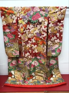 中古　色打掛　希少　相良刺繍　赤黒暈し　若干の色やけあり。 中古 色打掛 希少 相良刺繍 赤黒暈し 若干の色やけあり。 - メルカリ