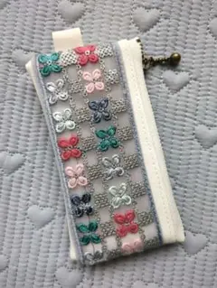 フェイクレザーインド刺繍のミニポーチ　グレー
