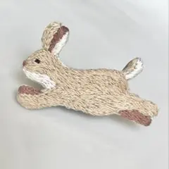 野うさぎ　刺繍ブローチ