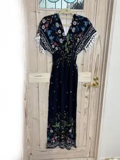 花柄刺繍ネイビーVネックロングワンピース