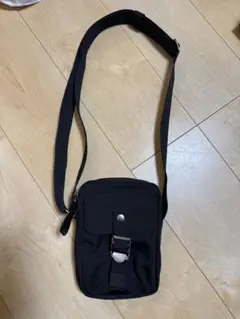黒 ショルダーバッグ ジッパー付き