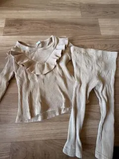 ベージュ フリル付きトップスとレギンスセット