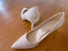 ビジュー付きベージュパンプス