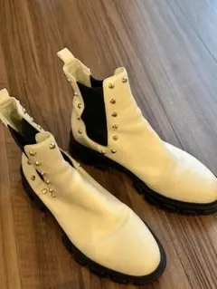 ホワイトスタッズショートブーツ