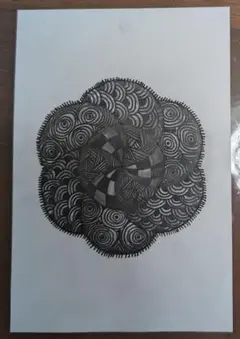 高校生が手作りした絵画（ゼンタングル）