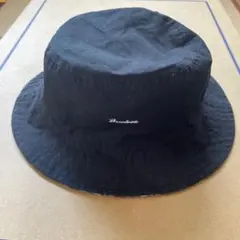 子供用　黒いバケットハット 刺繍ロゴ付き