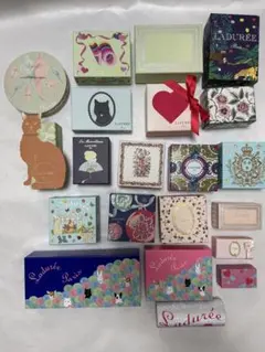 Ladurée マカロン箱 多様なデザインのサムネイル