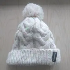 ホワイト ケーブル編み ニット帽 ポンポン付き
