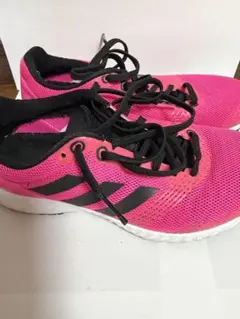 adidas ピンク ランニングシューズ