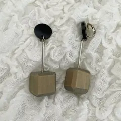【匿名配送】大ぶりイヤリング キューブ 木製 ウッドのサムネイル