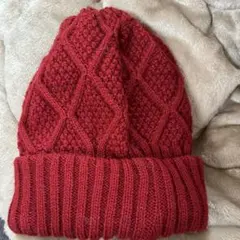 赤いニット帽 ダイヤモンド模様