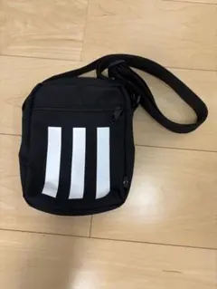 adidas ショルダーバッグ 黒 ホワイトストライプ