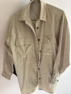 GU ベージュ セットアップ シャツとパンツ