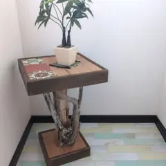 木と流木。エスニック調タイルローサイドテーブル