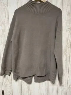 ベージュタートルネック ニットセーター