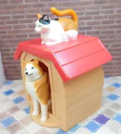 柴犬　三毛猫　ハウス　フィギュア　置物　マスコット　ゆらゆら