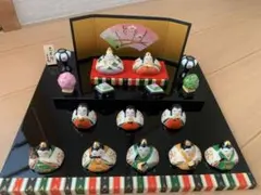 美品　薬師窯　「染錦華小紋飾り雛(三段飾り)」雛人形セット 陶器製 ひな祭り