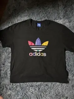 adidas カラフルロゴ 半袖Tシャツ