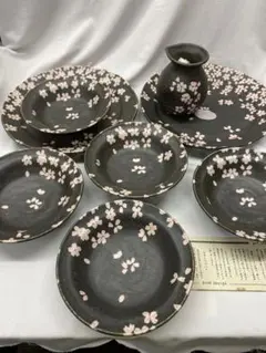 宇野千代　桜模様の黒い食器セット