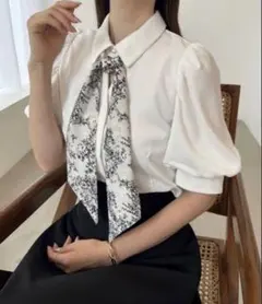 NICE CLAUP 【取り外し可能】イニシャルロゴスカーフ付きブラウス