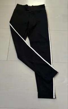 黒のストライプ付きスパッツ