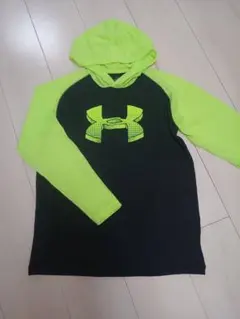UNDER ARMOUR　フード付き長袖カットソー