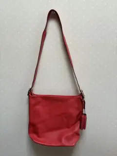 COACH レッドショルダーバッグ タッセル付き
