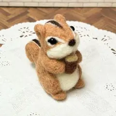 どんぐりを持ったリス 羊毛フェルト マスコット ミニサイズ 置物 ハンドメイドのサムネイル