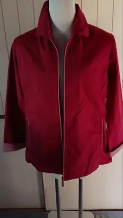赤いジッパー付きジャンバー