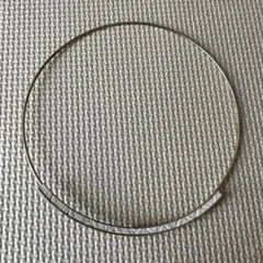シンプルな金属製チョーカー