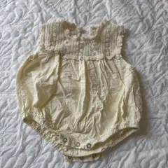 ち*こ様 レース付きクリーム色ロンパース
