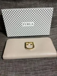 FURLA ベージュレザー長財布