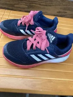 adidas キッズスニーカー　19センチ